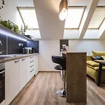 Flexihome Sk - Komenskeho - Private Parking Spot - Ultra Modern And Stylish