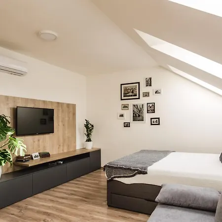 Flexihome Sk - Komenskeho - Private Parking Spot - Ultra Modern And Stylish Апартаменты