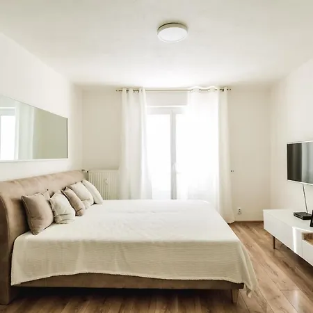 Апартаменты Flexihome Sk - Komenskeho - Private Parking Spot - Ultra Modern And Stylish
