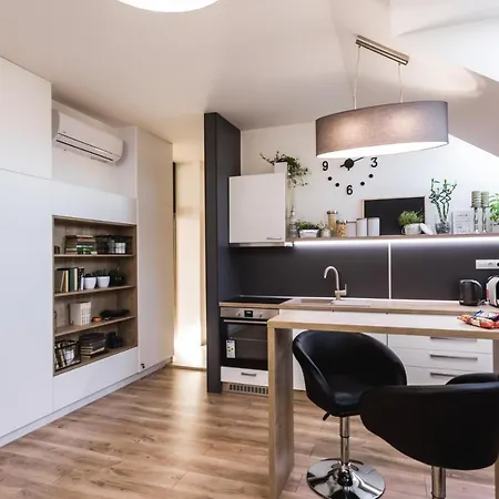 Апартаменты Flexihome Sk - Komenskeho - Private Parking Spot - Ultra Modern And Stylish