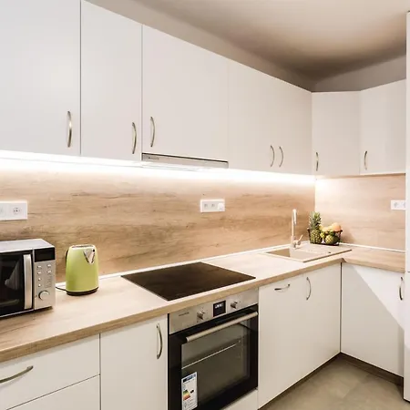 Flexihome Sk - Komenskeho - Private Parking Spot - Ultra Modern And Stylish *