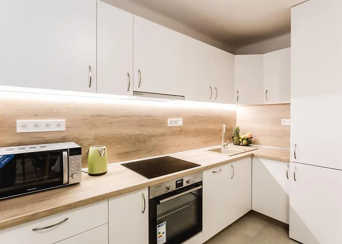 Flexihome Sk - Komenskeho - Private Parking Spot - Ultra Modern And Stylish *