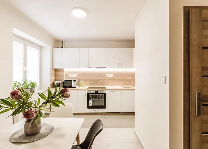 Flexihome Sk - Komenskeho - Private Parking Spot - Ultra Modern And Stylish *