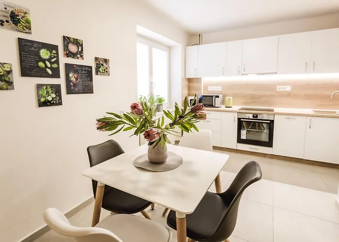 Flexihome Sk - Komenskeho - Private Parking Spot - Ultra Modern And Stylish * 科希策